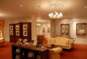 La maison de Fitzroy, dans laquelle George Bernard Shaw avait vécu, est devenue en 1956 le quartier général de L. Ron Hubbard et la résidence du bureau de Londres de l’Association internationale Hubbard des Scientologistes. 